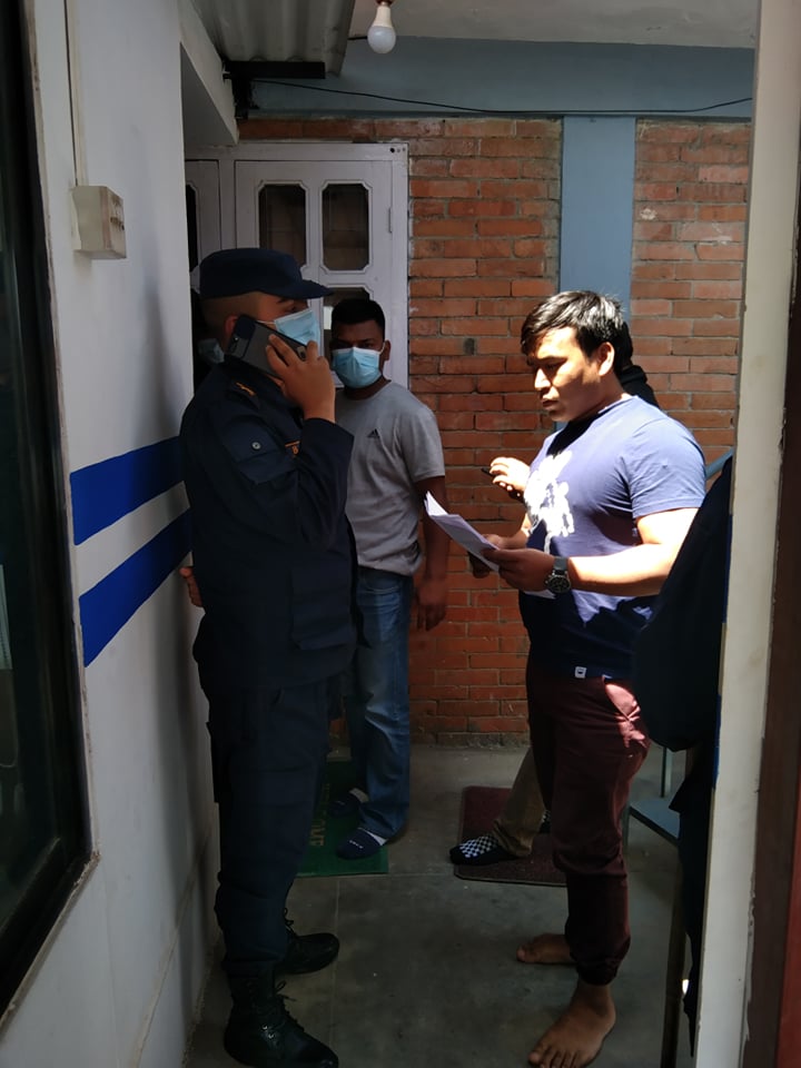 उज्यालो नेटवर्कको कार्यालयमा प्रहरीद्धारा मोबाइल र क्यामरा खोसियो