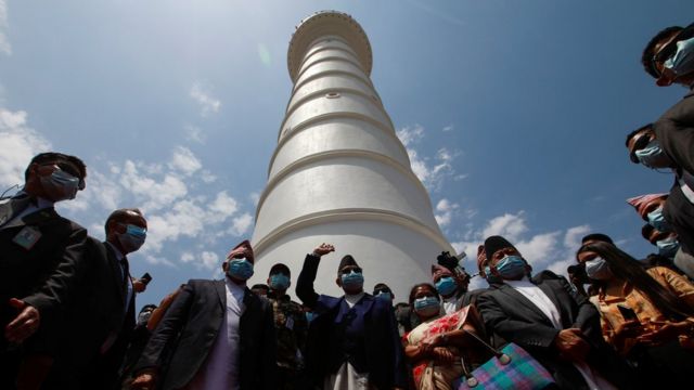कोरोना प्रसंग : सरकारी आदेश प्रधानमन्त्रीले तोड्दा अन्यत्र देशमा कस्तो, नेपालमा यस्तो !
