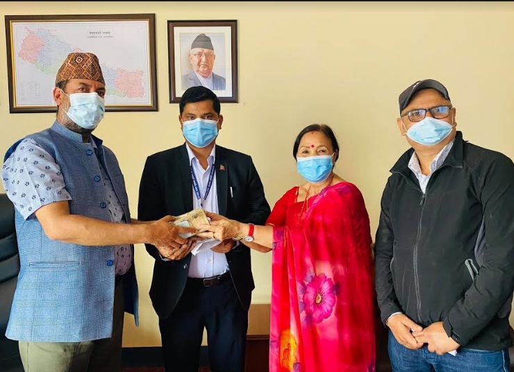 अभिनेत्री भुषालद्धारा चलचित्रकर्मी कल्याकारी कोषलाई रकम हस्तानतरण