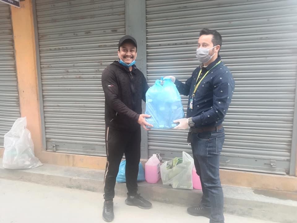 नूर स्मृति सेवा प्रतिष्ठान र सृजनशीप सेवा प्रा.लि.बाट विभिन्न स्वास्थ्य सामाग्रीहरु हस्तान्तरण