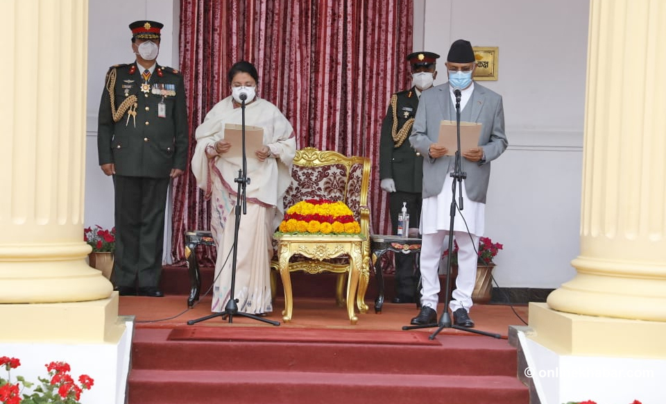 विवादमा शपथ : राष्ट्रपतिलाई प्रधानमन्त्रीले निर्देशन गरेको भन्दै  पुनः शपथ लिन माग