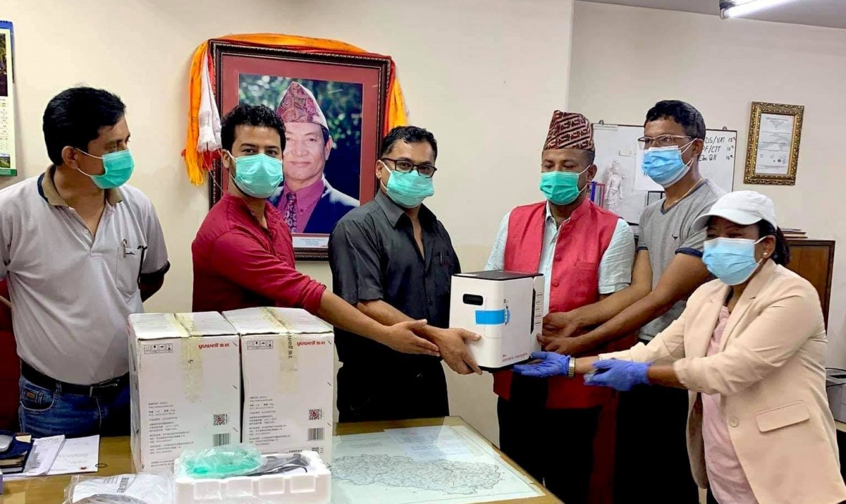 गोरखा र चितवनका ग्रामीण भेगका स्वास्थ्य केन्द्रलाई लक्ष्मण बाबु ट्रष्टद्धारा स्वास्थ्य सामाग्री प्रदान