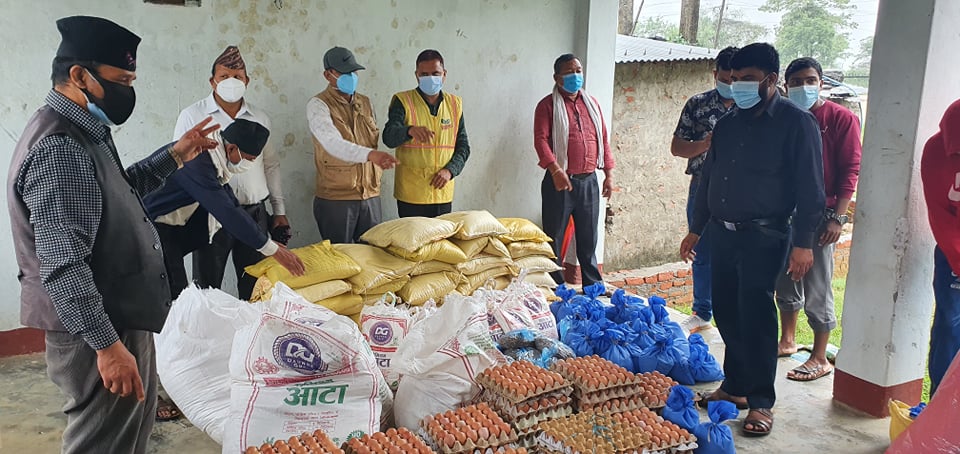 विपन्न बस्तीमा खाद्यान्न वितरण/रक्तदान तथा स्वास्थ्य उपकरणसहित सहयोग प्रदान