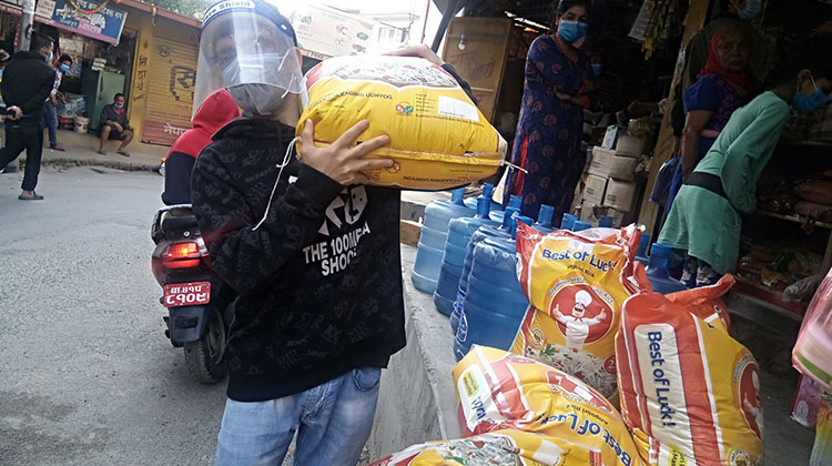 २५ परिवारलाई चुरीफुरीका तर्फबाट निर्देशक आचार्यको राहत