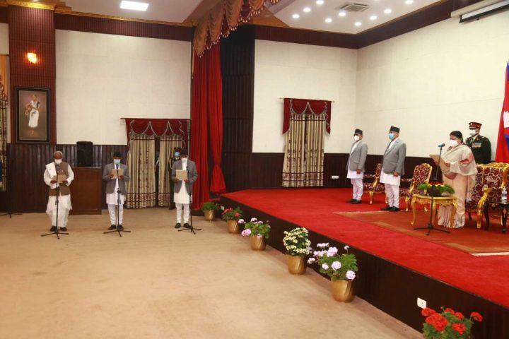 सर्वोच्चको आदेशसँग १८ दिन पछि बिदा हुने यी हुन् २० मन्त्री (सूचीसहित) 