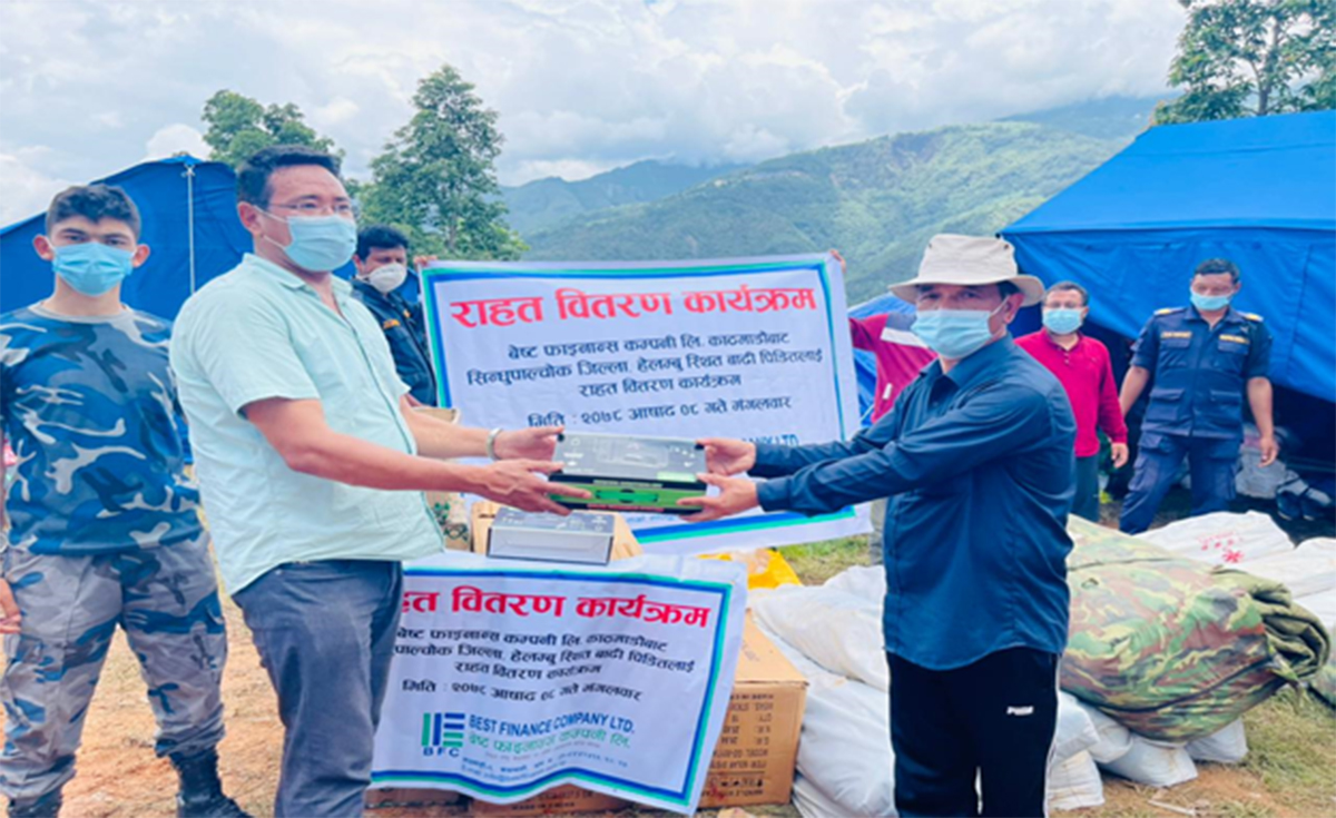 वेष्ट फाईनान्सद्धारा हेलम्बुवासीलाई ४८ थान सोलार प्यानल सहयोग