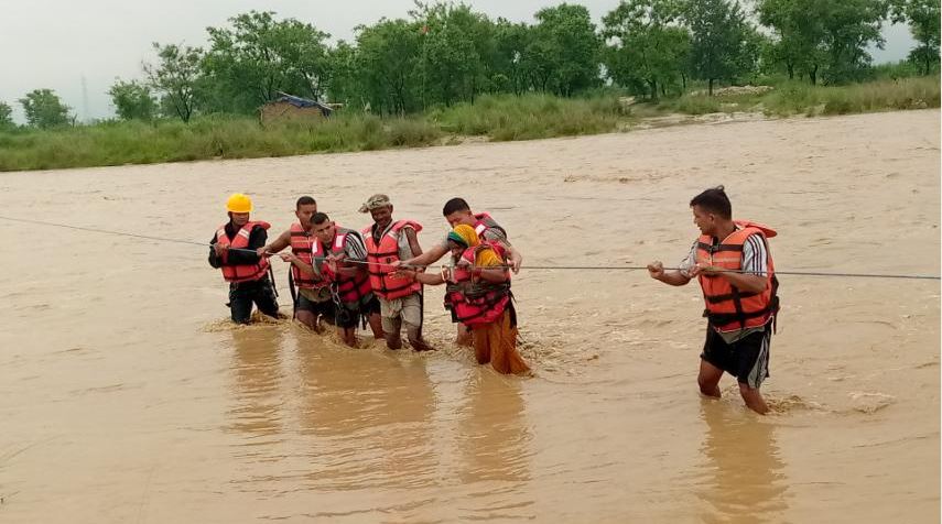 सशत्र प्रहरीले यसरी गर्यो, कमला नदिको बीच टापुमा फसेका तीन जनाको सकुशल उद्वार 