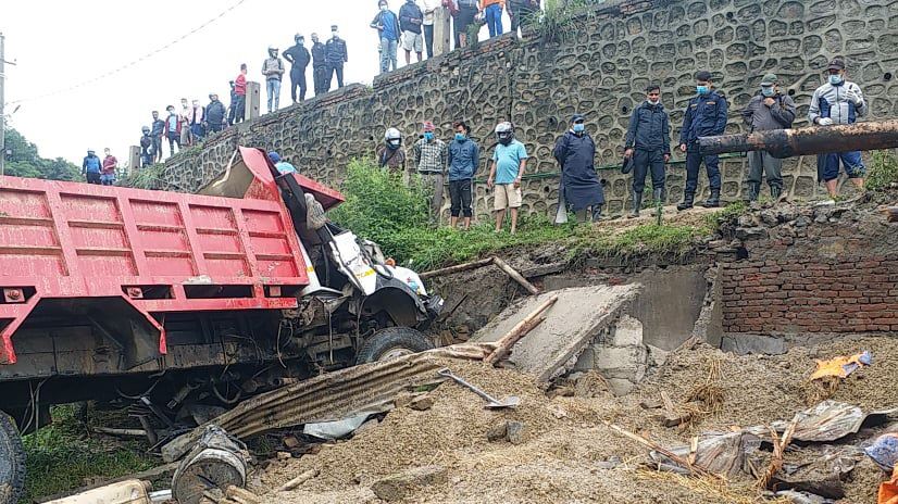 टिपर टहरोमा खस्दा च्यापिएर दुईको मृत्यु