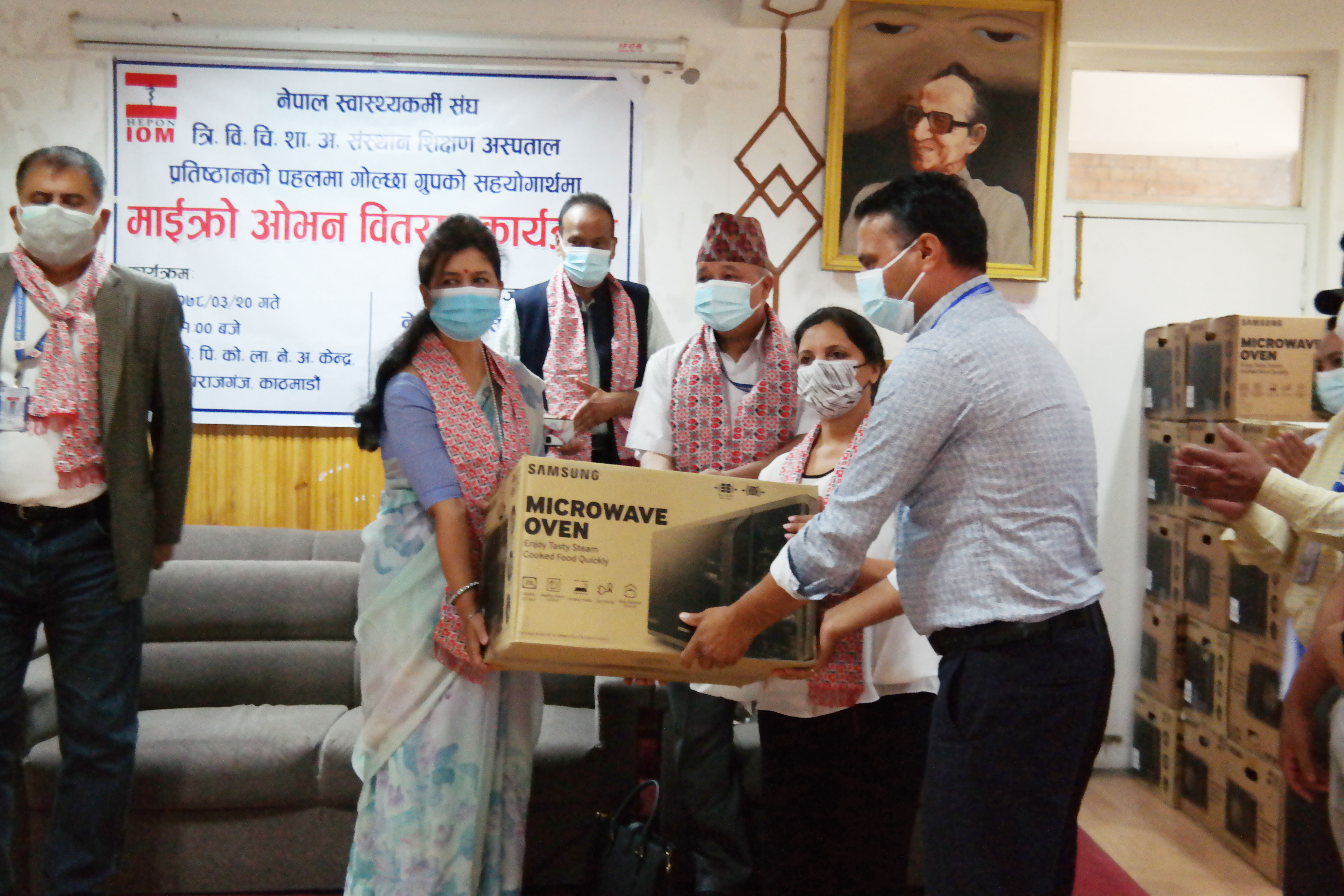 गोल्छा ग्रुपद्धारा शिक्षण अस्पताललाई सामसुङ्गको ३० वटा माइक्रोवेभ ओभन प्रदान