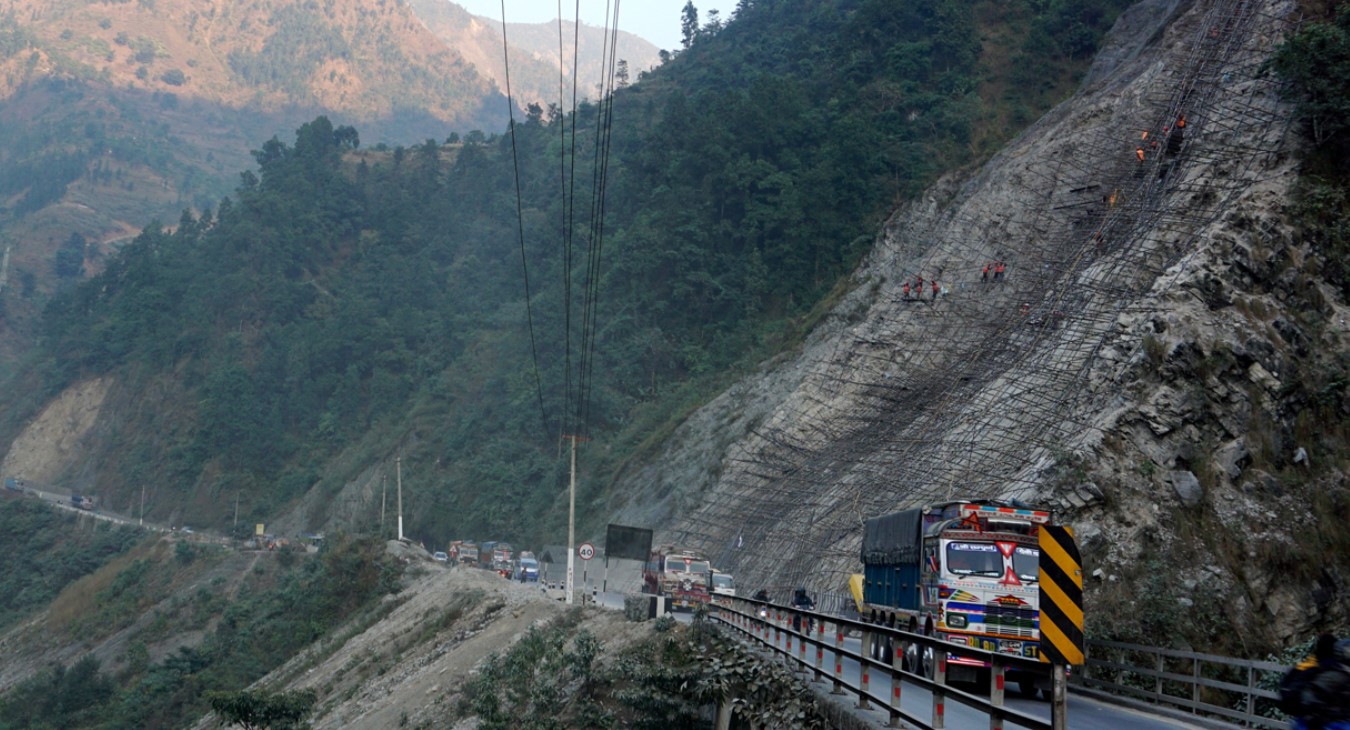 नारायणगढ-मुग्लिन सडक : खुल्दै बन्द हुँदै