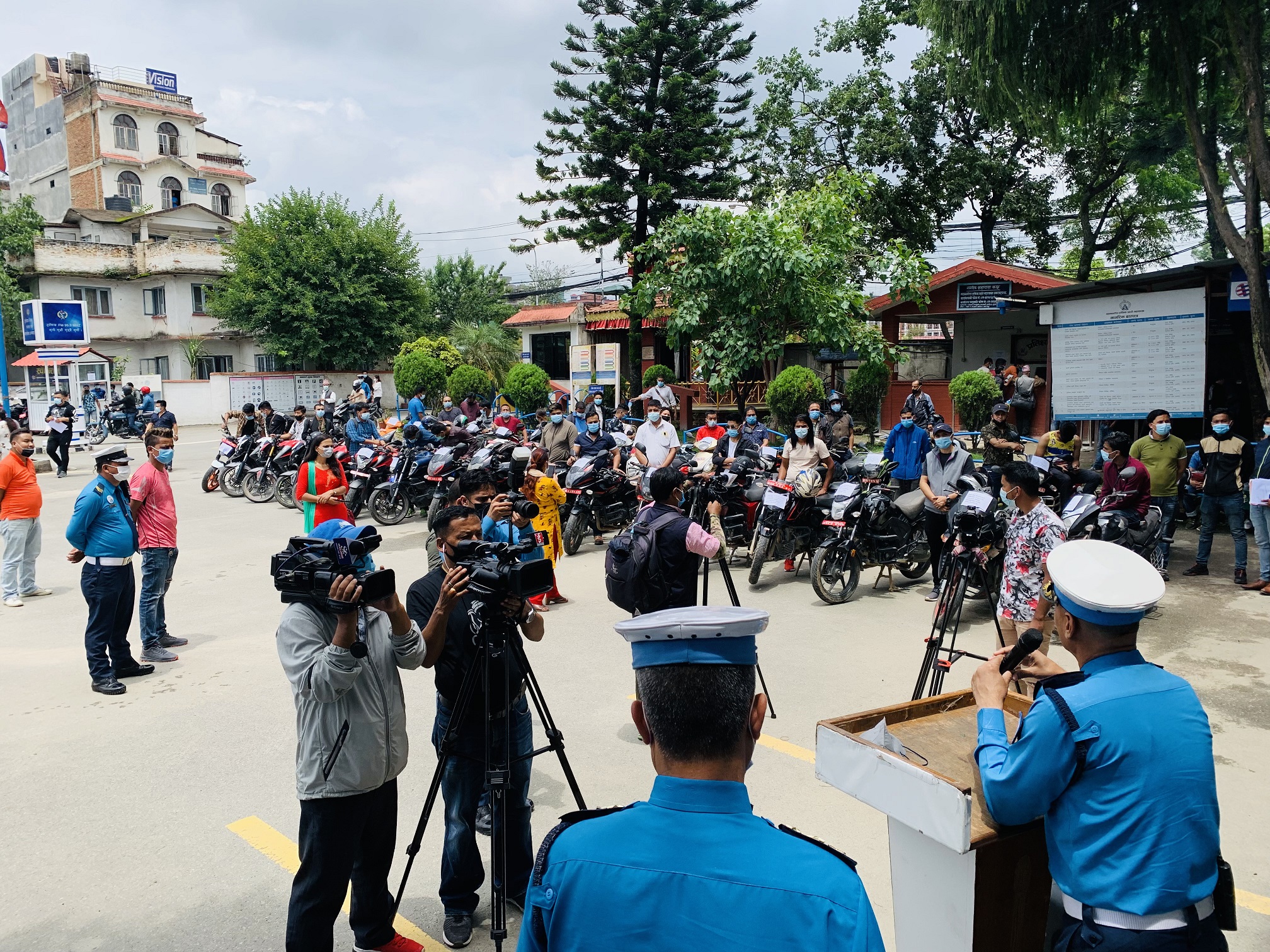 निषेधाज्ञामा ट्राफिक प्रहरीको सक्रियताः ३३ मोटरसाइकल धनीलाई जिम्मा, चोरको आँखामा एनएस पल्सर