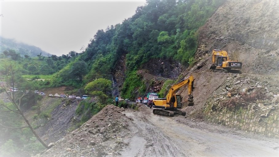 मध्यपहाडी लोकमार्गको पर्वत खण्डमा तीन ठाउँमा पहिरो, सडक अवरुद्ध