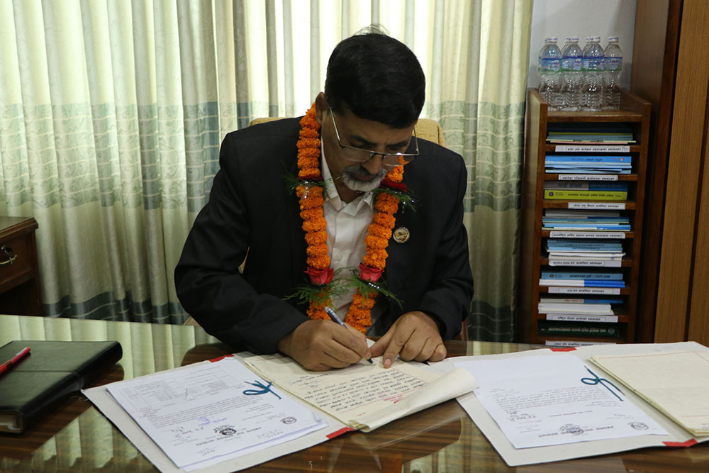 नवनियुक्त अर्थमन्त्री शर्माद्वारा खोप खरिदका लागि ५ अर्बको सहमति प्रदान