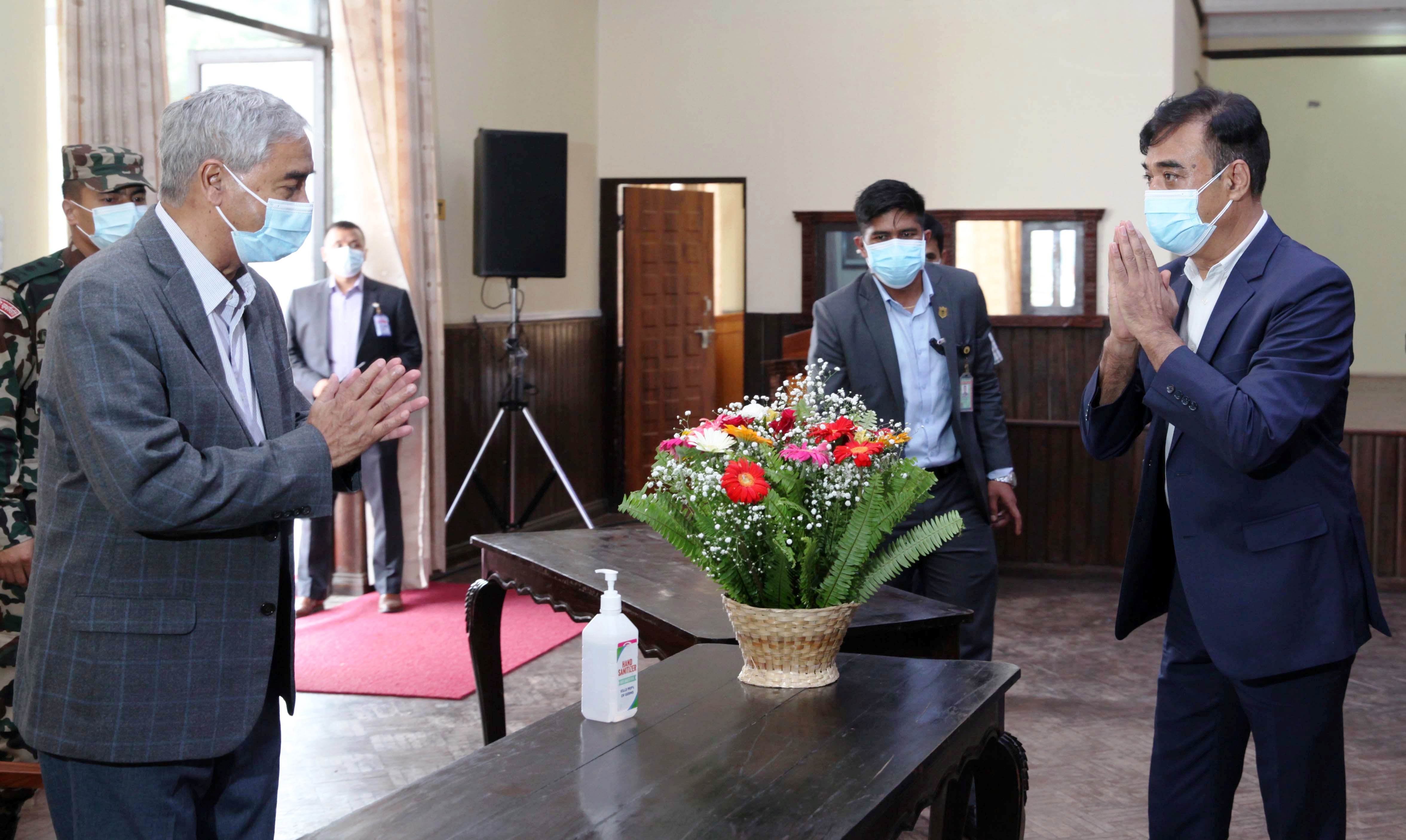 प्रधानमन्त्री समक्ष चेम्बर प्रतिनिधि मण्डलद्धारा आर्थिक गतिबिधिलाइ बिस्तार गर्ने वारे सुझाव प्रस्तुत   