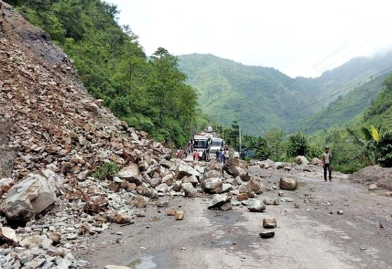 पहिरो जाँदा यातायात सेवा अवरुद्ध