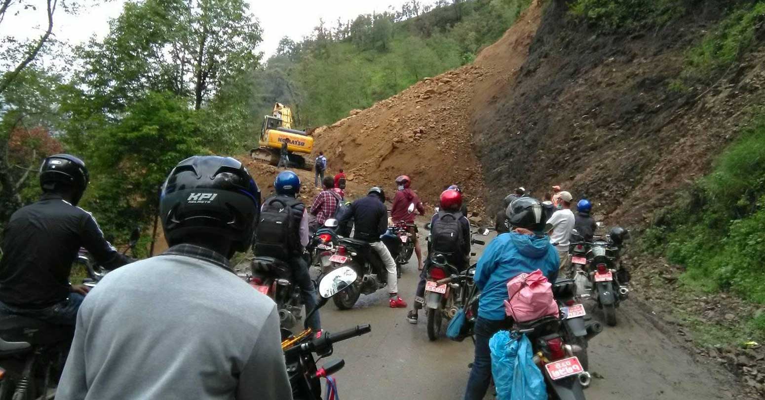 वैकल्पिक मार्गबाट सवारीका साधन गुड्न थाले