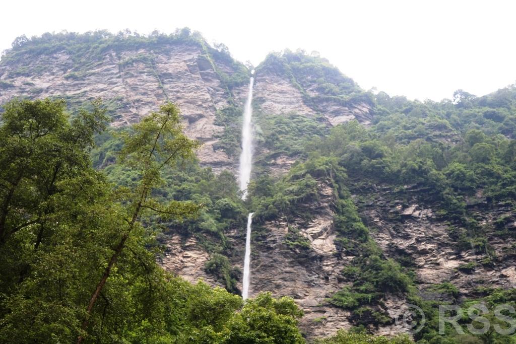 म्याग्दीको पानी उड्ने झरना