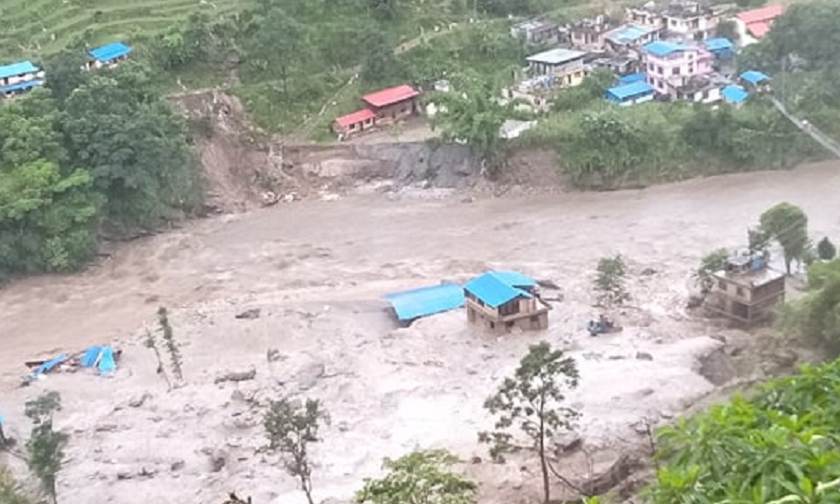 मेलम्चीको बाढीले थप तीन घर बगायो