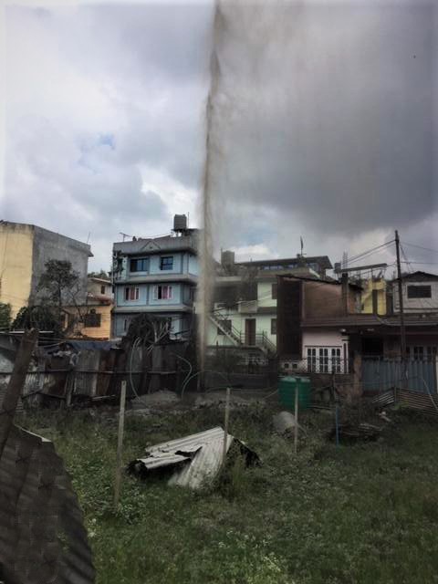 काठमाडौँको कपनमा बोरिङ खन्दा मिथेन ग्यास मिसिएको पानीको फोहोरा निस्कियो