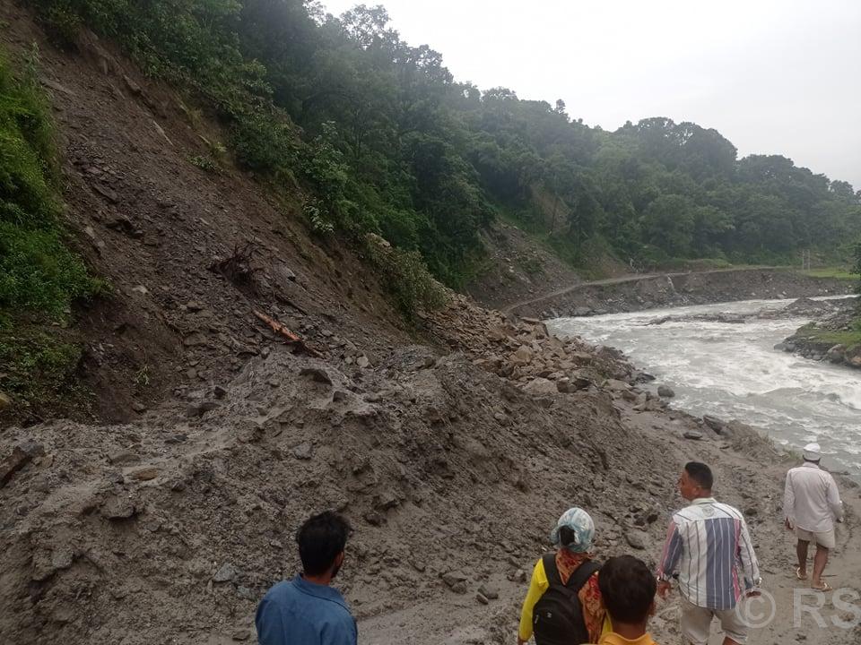 इन्द्रावती ड्याम छेउमा निरन्तर पहिरो
