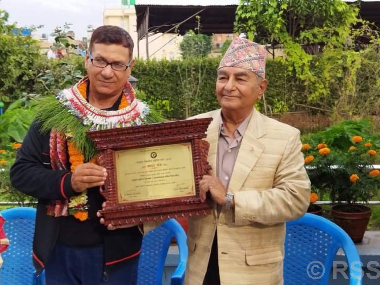 वासुदेव विद्यादेव लुइँटेल गुठीद्वारा शाह र केसी पुरस्कृत