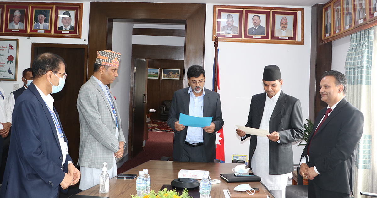 राजस्व सचिव कर्णले लिनुभयो सञ्चयकोष सञ्चालक समिति अध्यक्षको सपथ
