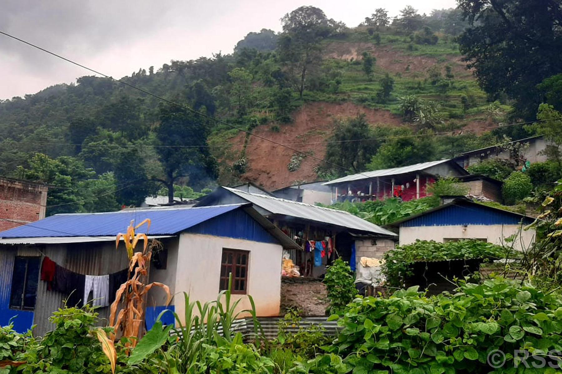 दनुवार गाउँमा पहिरो