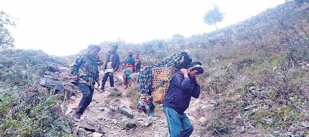 विकट जिल्लामा बिरामीलाई अस्पताल पुर्याउने छैन बाटो र सवारी साधन