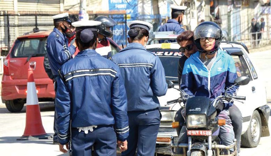 ट्राफिक नियम उल्लङ्घन गर्ने २ हजारलाई काठमाडौंमा कारबाही