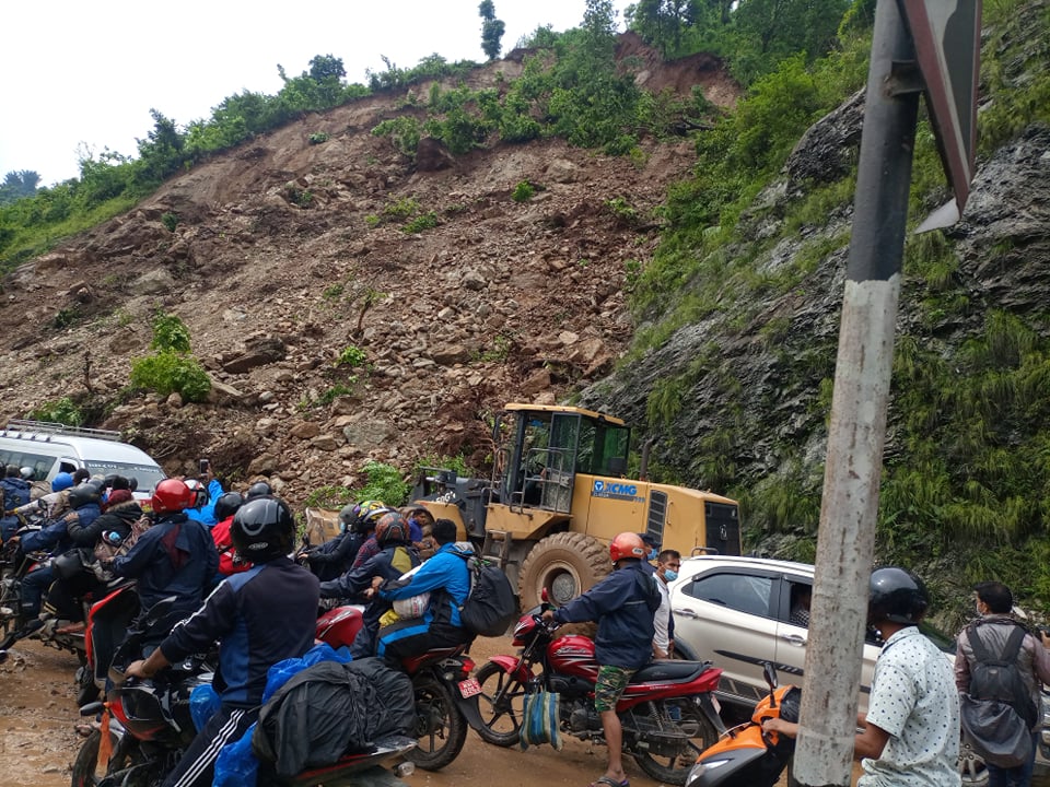 नाग्दीखोला नजिकै  पहिरो खसेपछि मुग्लिन–नौबिसे सडक अवरुद्ध