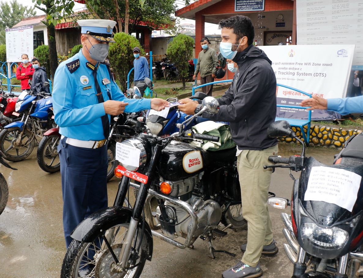 ट्राफिक प्रहरीद्वारा २४ वटा मोटरसाईकल धनिलाई जिम्मा