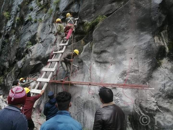 बिस्तारै उठ्दै छ बाढीले बगाएको मनाङ