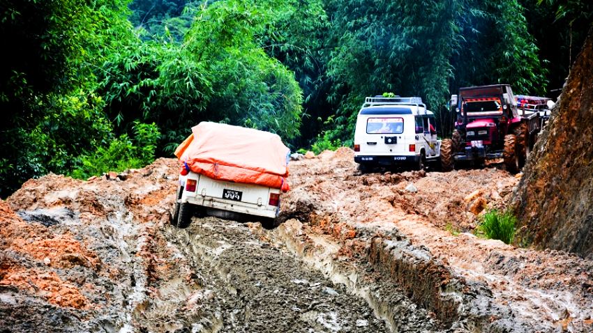 मुख्य राजमार्ग हिलाम्य हुँदा दुई जिल्लाको जनजीवन कष्टकर