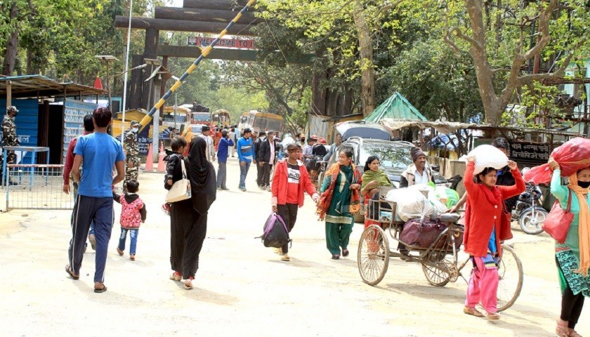चाडपर्वका लागि नाका भई घर फर्किने नेपाली बढ्दै