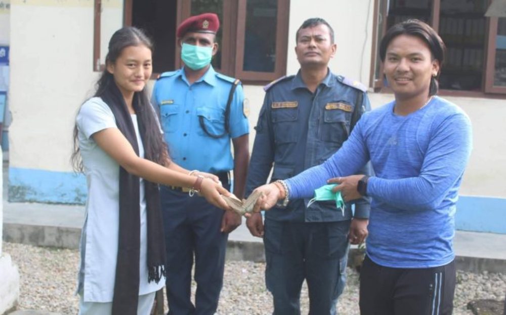 मनिषा वाइबाद्धारा भेटिएको ५० हजार फिर्ता