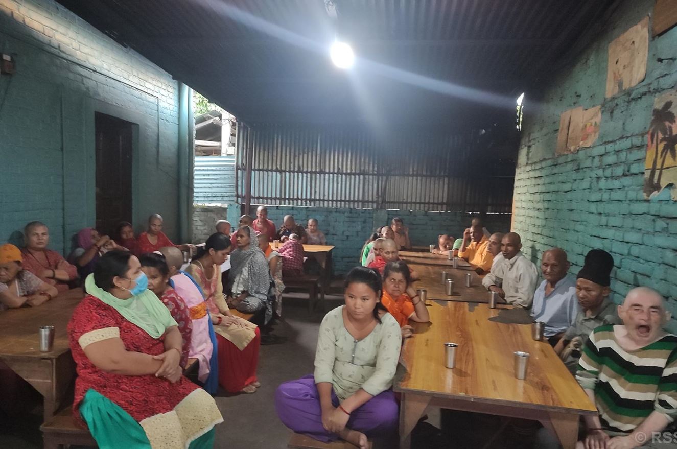 सडकमा अलपत्र तथा बिरामीको उद्धार गर्दै चितवन मानव सेवा आश्रम