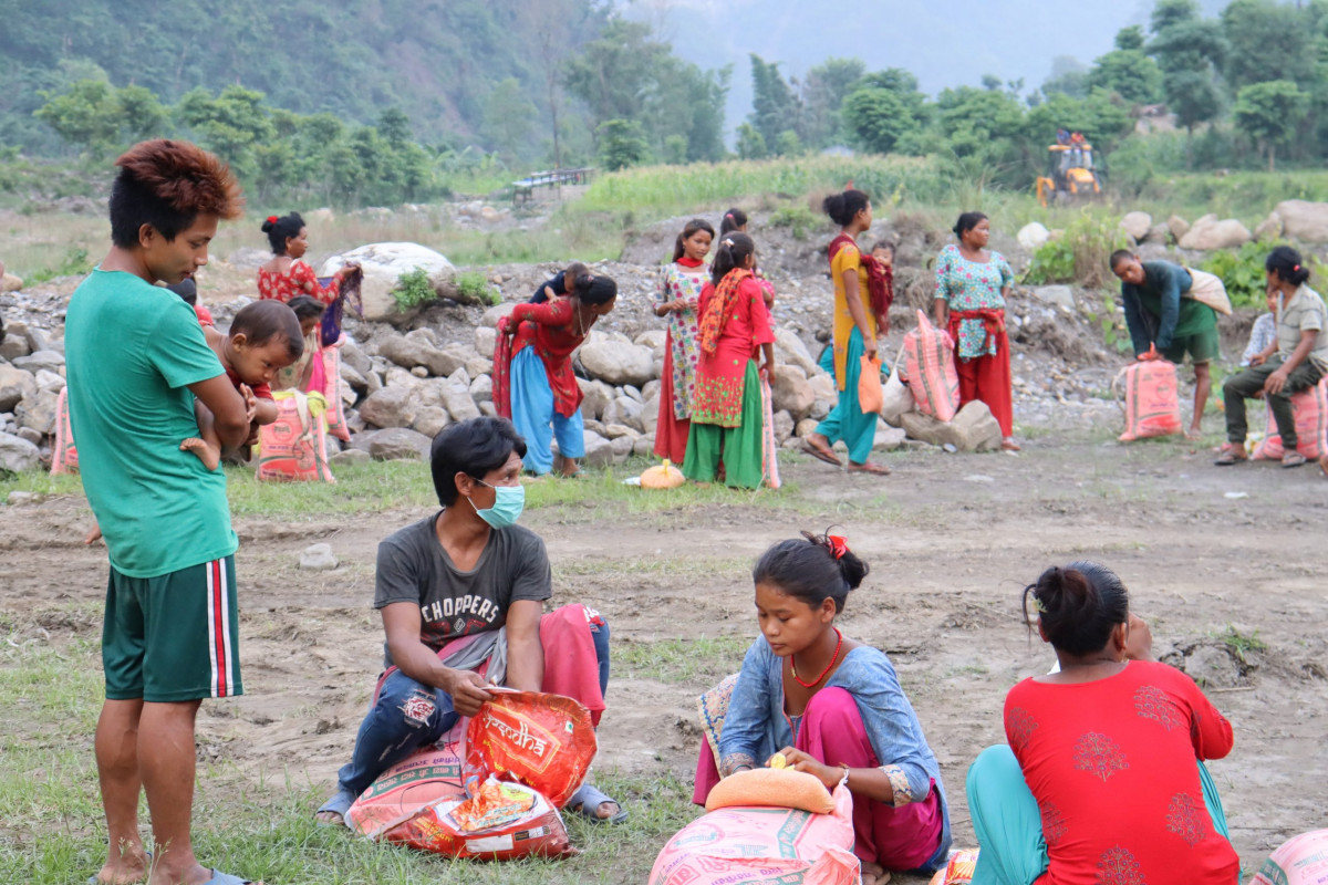 चेपाङ परिवारलाई खाद्यान्न सहयोग