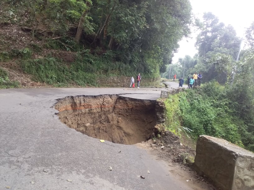पहिरोका कारण इलामको शून्य किलोमिटर सडक खण्ड बन्द