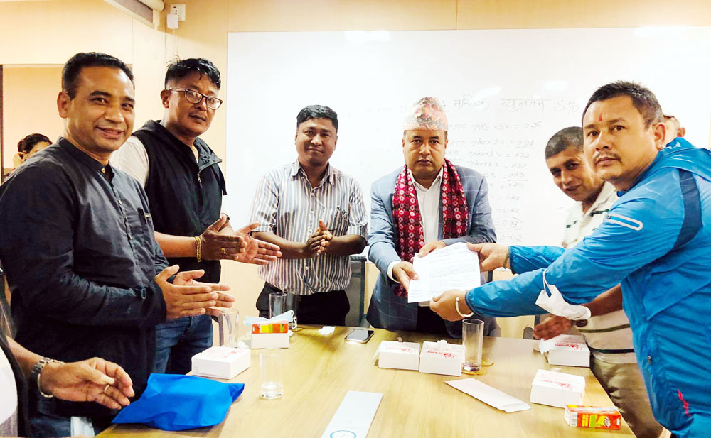 भक्तपुर नगरपालिकाद्वारा सञ्चालित आयोजनामा अरवौं नीतिगत भ्रष्टाचार : संघर्ष समितिले बुझायो ज्ञापनपत्र