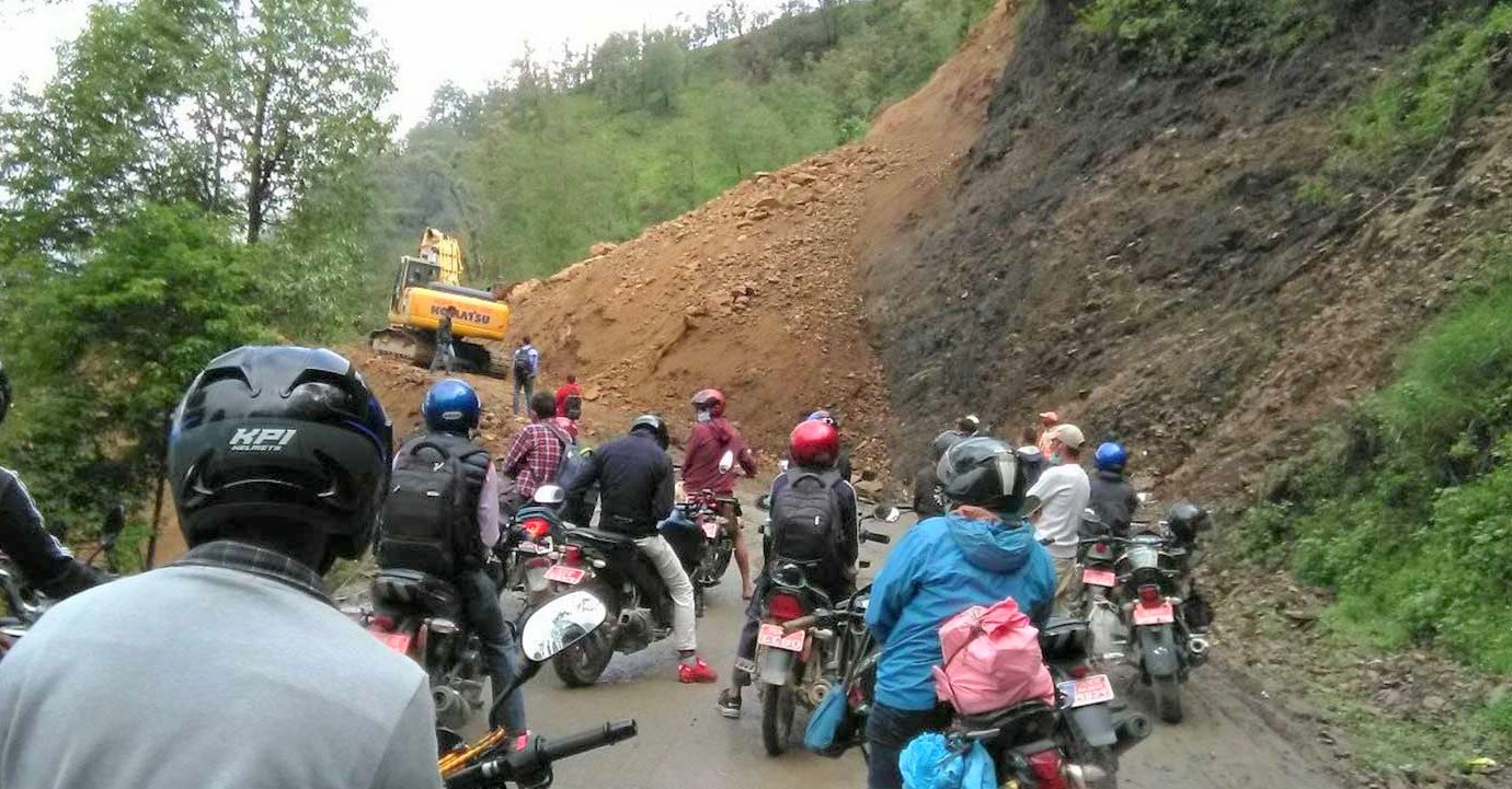 सडक हिलाम्य, यात्रा गर्न सास्ती