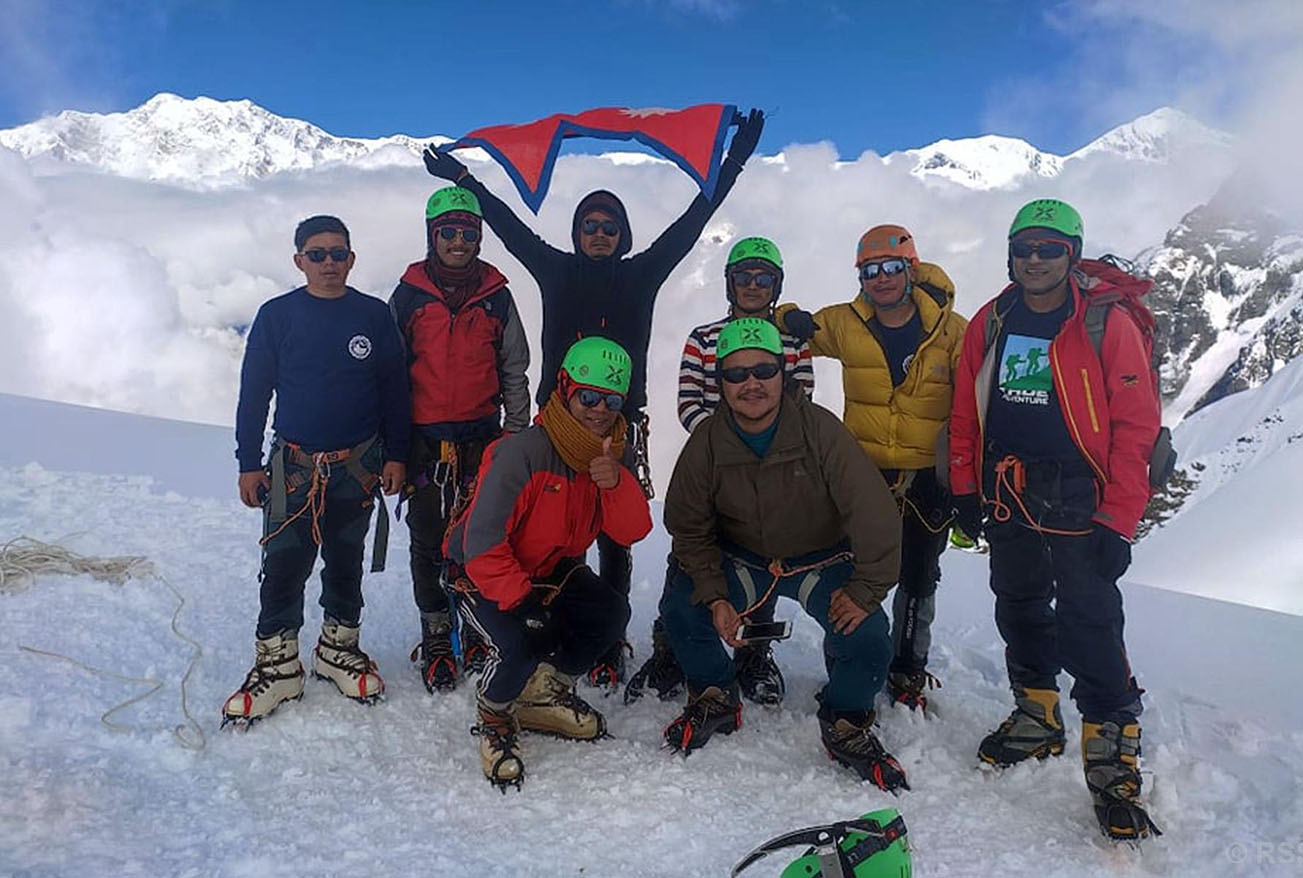 आठ युवाद्वारा मर्दी हिमालको आरोहण