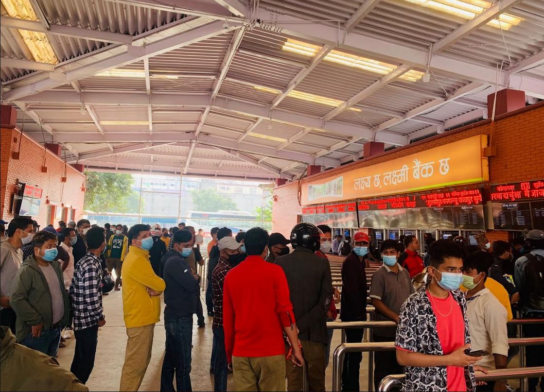 दशैंका लागि घर जाने यात्रुको नयाँ बसपार्क टिकट काउन्टरमा भीड (फोटोफिचर)