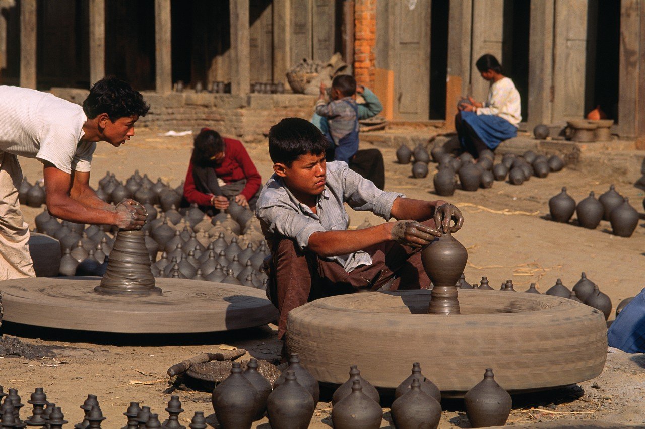 माटाका भाँडा बनाउन कुमालेलाई भ्याइनभ्याइ