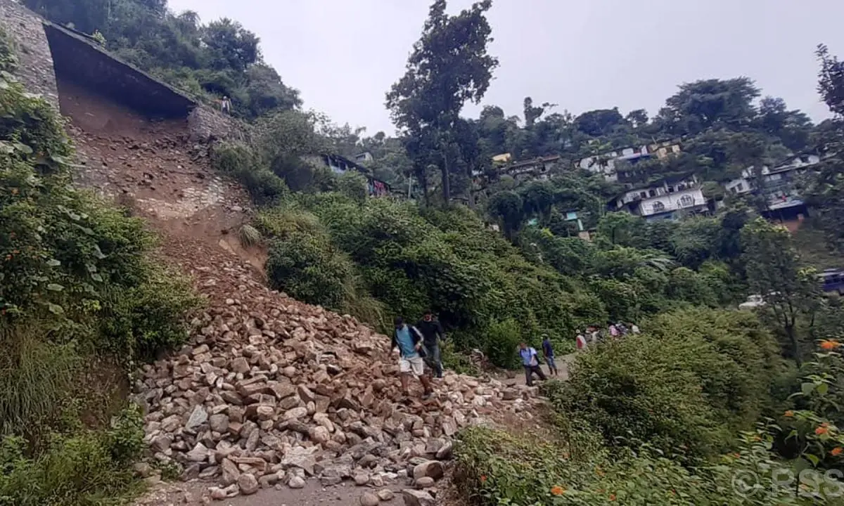 सडक अवरुद्ध भएपछि बीचबाटोबाटै फर्किए पर्यटक