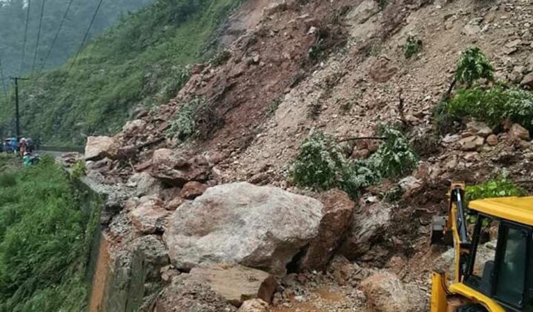 मध्यपहाडी लोकमार्गको सिन्धुली सडक खण्डमा पहिरो