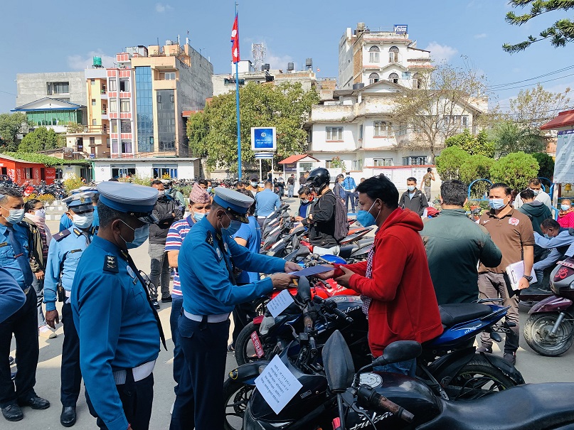 ट्राफिक प्रहरीद्वारा २३ वटा मोटरसाइकल हस्तान्तरण