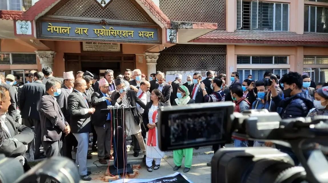 ‘भ्रष्ट प्रधानन्यायाधीश राजीनामा दे ’ भन्दै सर्वोच्च परिसरमा नाराबाजी