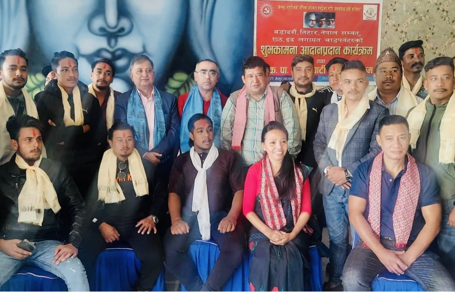 एमाले वरिष्ठ उपाध्यक्ष पोखरेलबाट काँग्रेस र एसका २७ जना युवालाई एमाले प्रवेश