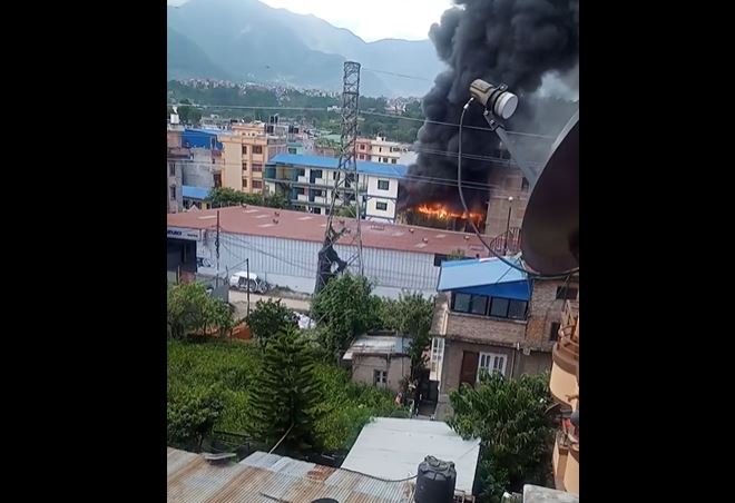 ललितपुरको धोबीघाटस्थित कबाडी कारखानामा आगलागी हुँदा ३ जना घाइते