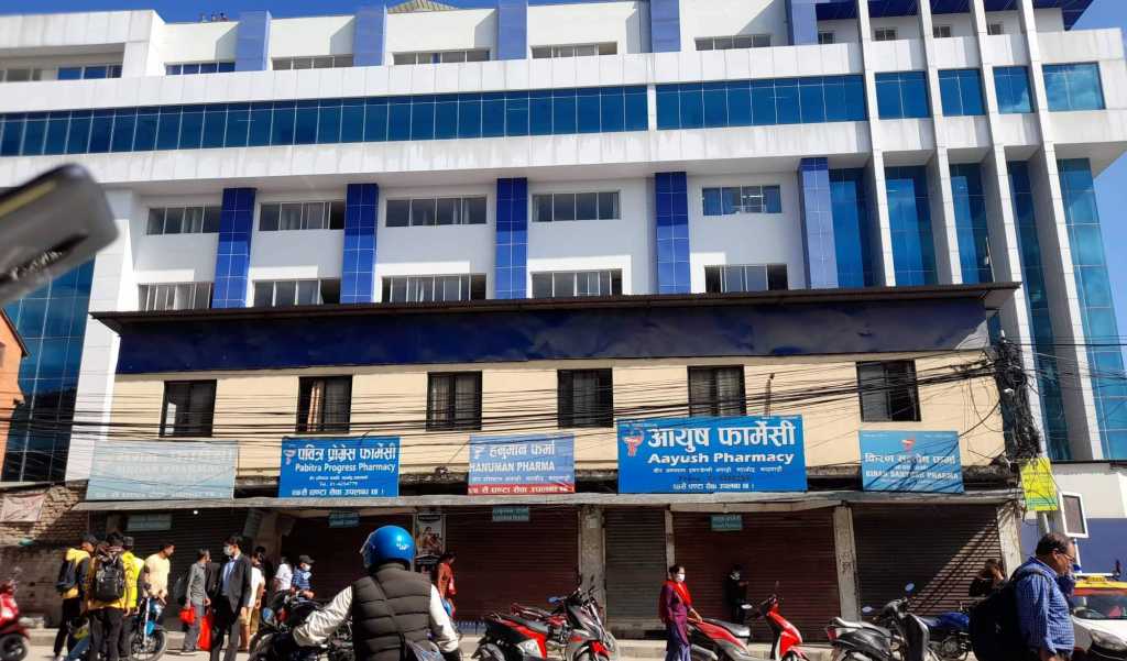 काठमाडौं महानगरपालिकाको निशानामा वीर अस्पताल अगाडिका फार्मेसी